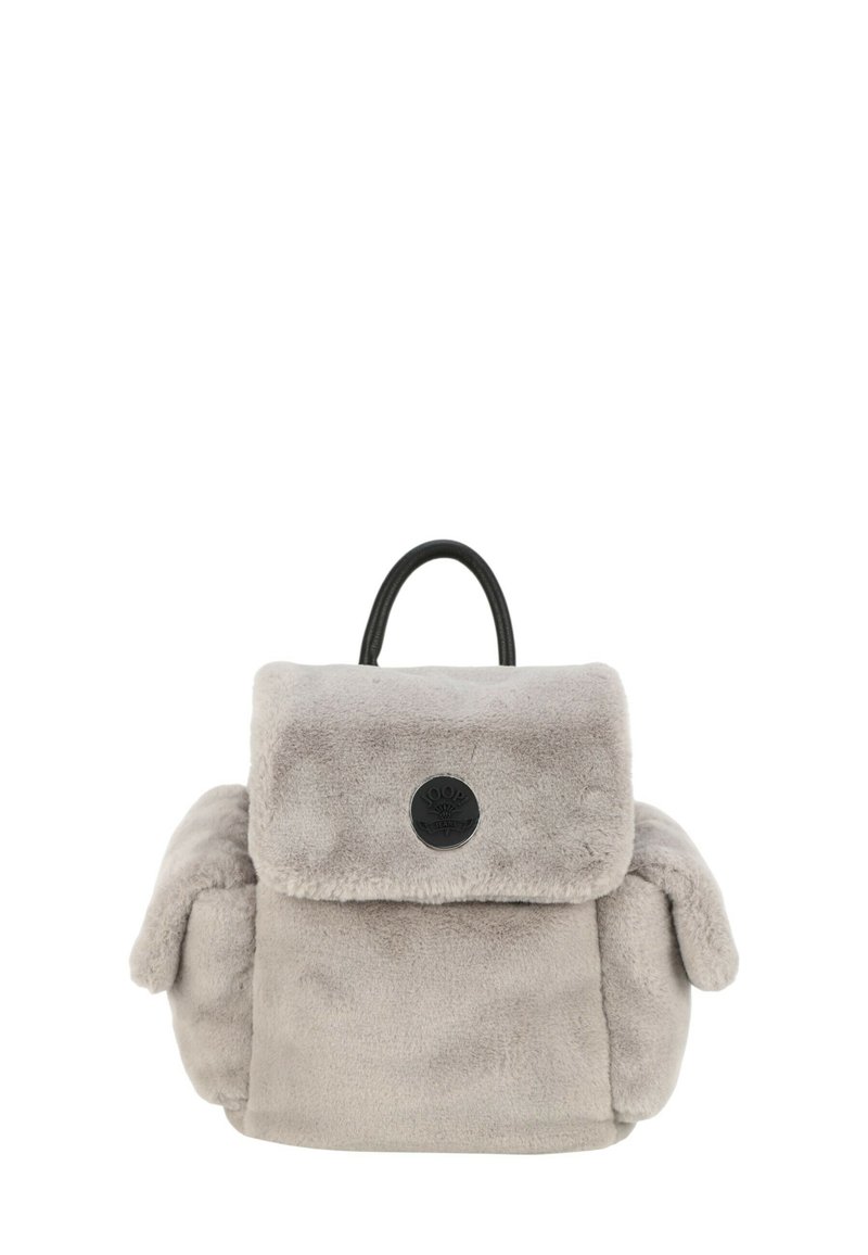 Mochila de piel sintética gris con tapa en la parte superior, asa corta y placa de logo negra. Presenta bordes redondeados y una textura suave.