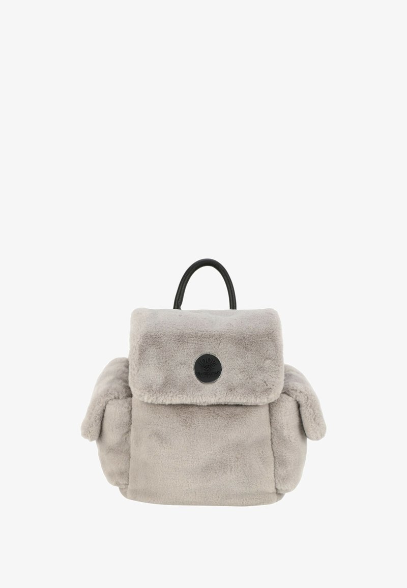 Mochila de piel sintética gris con tapa en la parte superior, asa corta y placa de logo negra. Presenta bordes redondeados y una textura suave.