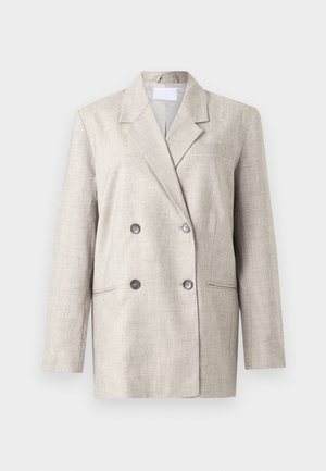 Blazer bej cu două rânduri de nasturi dintr-o țesătură texturată. Dispune de o rever înclinat, două buzunare frontale și nasturi gri. Croi structurat cu mâneci lungi.