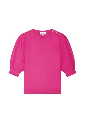 Helderroze korte trui met pofmouwtjes, geribbelde manchetten, ronde halslijn en decoratieve knopen op de linkerschouder.