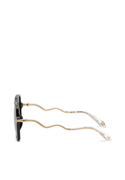 Lunettes de soleil noires avec branches incurvées à texture serpent dorées et embouts transparents présentant des détails du logo doré, vues de côté.