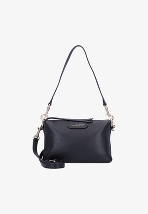 Borsa a spalla in pelle nera con finitura texture, dotata di chiusura con zip, piccolo logo dorato, tracolla rimovibile e hardware in argento lucido.