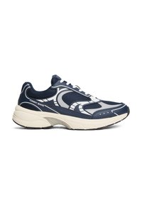 Granatowe sportowe sneakersy z siateczkową cholewką i białymi akcentami, z grubą podeszwą, wiązanym fasonem oraz perforowanymi detalami dla lepszej wentylacji.
