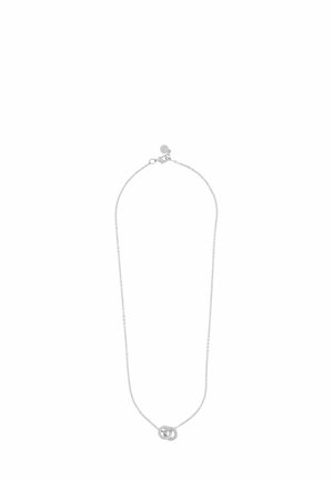 Silverfärgad halskedja med en delikat kedja, som har två sammanflätade runt pendlar i mitten. Slät, glänsande yta genomgående.
