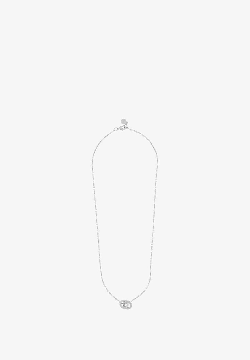 Silverfärgad halskedja med en delikat kedja, som har två sammanflätade runt pendlar i mitten. Slät, glänsande yta genomgående.