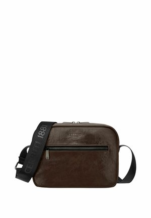 Mørkebrun læder crossbody taske med lynlåslomme foran og sort justerbar rem med printet "Cerruti 1881" i grå.