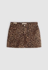 Mini-jupe en denim imprimé léopard marron et noir avec bouton devant et poches, présentée à plat sur un fond gris clair.