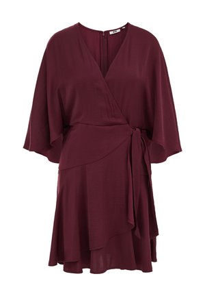 Burgundy värvi mähkimiskleit kihilise seeliku, laiade küünarnukini varrukate ja vöökohal oleva lipsukujundusega.