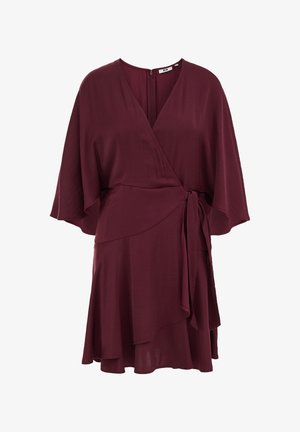 Vestido cruzado burdeos con falda en capas, mangas anchas hasta el codo y detalle de lazo en la cintura.