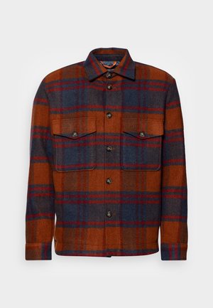 Veste en laine boutonnée avec motif à carreaux orange, bleu marine et rouge, avec deux poches à rabat boutonnées à l'avant et manches longues.