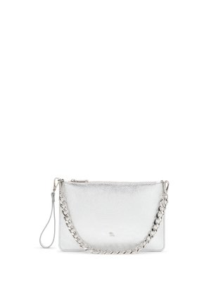 Pochette argentata con texture, dotata di cinturino da polso e manico a catena grossa, chiusura con cerniera e piccolo logo in rilievo sul davanti.