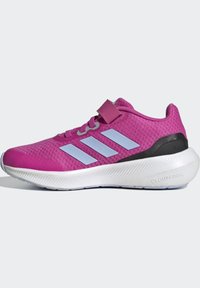 Zapatillas deportivas rosas con un upper texturizado, que cuentan con un diseño de tres rayas en azul claro, una correa segura y una gruesa suela Cloudfoam blanca.