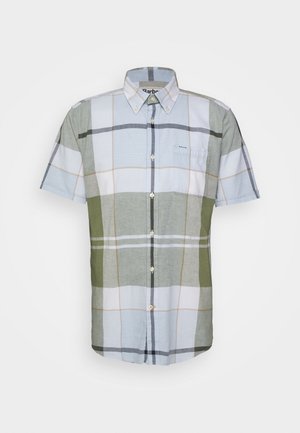 Chemise à manches courtes à boutons avec un grand motif à carreaux verts, blancs et gris et une poche poitrine avant sur un fond blanc.