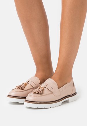 Lyserøde læder loafers med kvastdetalje, med en hvid kraftig sål og kontrastfuld brun kant, set oppefra.