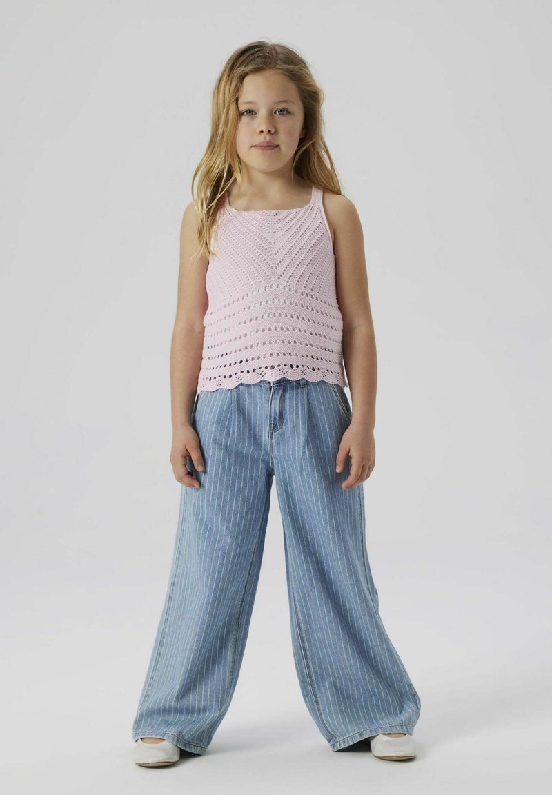 Top de tirantes de ganchillo rosa con dobladillo en forma de concha, combinado con jeans de pierna ancha a rayas en azul claro. El conjunto presenta un ajuste relajado y una textura suave.