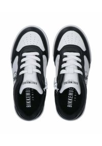 Sneaker bianco e nero con una superficie in pelle liscia, punta perforata e lacci bianchi. Presenta il marchio sulla linguetta e sul lato.