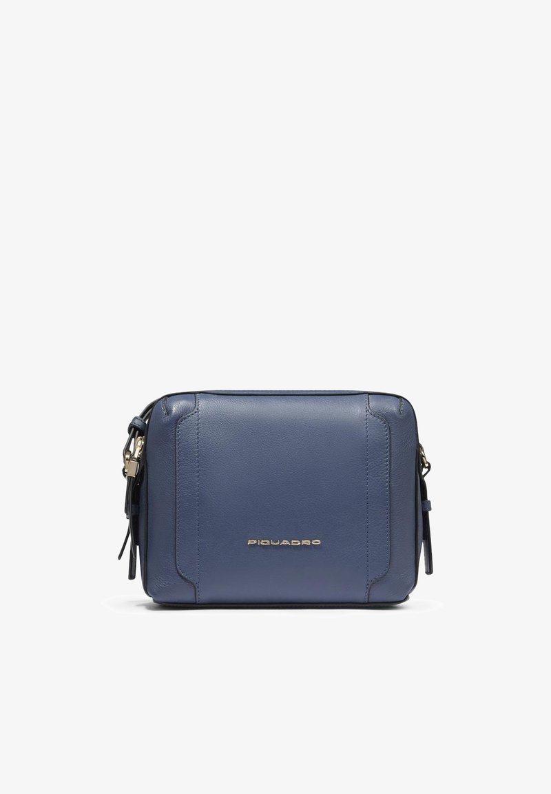 Leder-Umhängetasche in Marineblau mit glatter Textur, goldenem Logo-Akzent, Reißverschluss und verstellbarem Riemen. Kompakte, rechteckige Form.