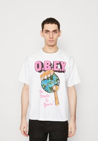 Obey Clothing THE WORLD IS YOURS UNISEX - Apdrukāts T-krekls - white