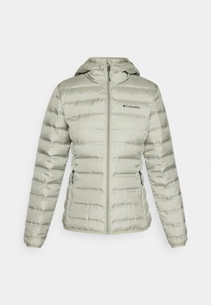 Svetlozelena puffa jakna s kapuco, z vodoravno prešito teksturo, sprednjim zadrgo, dvema stranskima žepoma in Columbia logotipom na prsih.