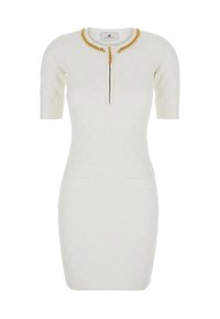 Weißes kurzärmeliges Kleid aus strukturiertem Stoff, mit einer goldenen Kettenakzentuierung am Halsausschnitt und zwei vorderen Taschen. Reißverschluss vorn.