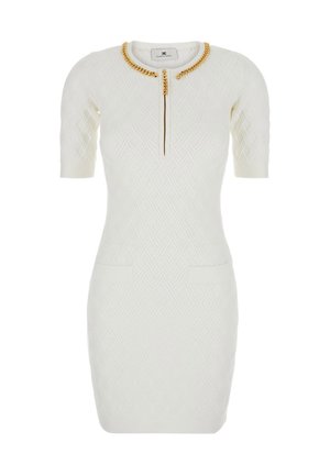 Vestido blanco de manga corta con tejido texturizado, que presenta un detalle de cadena dorada alrededor del escote y dos bolsillos frontales. Cierre con cremallera en la parte delantera.