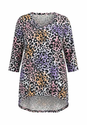 Damska tunika z długim rękawem i dekoltem w serek, z asymetrycznym dołem, w wielokolorowy nadruk w panterkę w odcieniach fioletu, różu, pomarańczy i czerni.