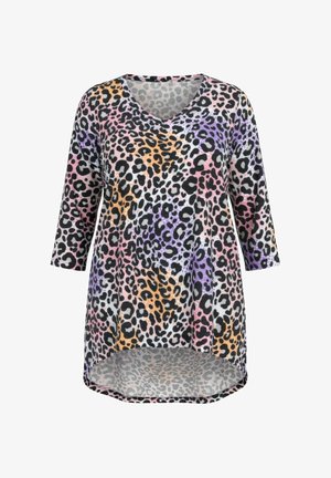 Damska tunika z długim rękawem i dekoltem w serek, z asymetrycznym dołem, w wielokolorowy nadruk w panterkę w odcieniach fioletu, różu, pomarańczy i czerni.