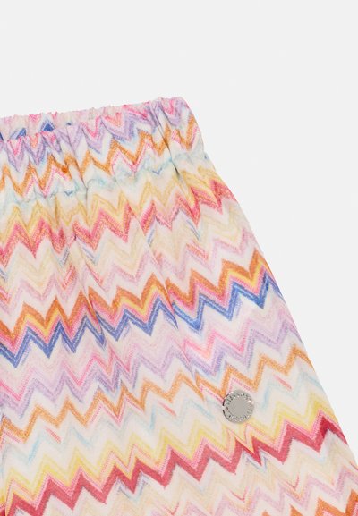 Μοτίβο σορτς με έντονο ζικ-ζακ σχεδιασμό σε αποχρώσεις ροζ, κίτρινο, μπλε και πορτοκαλί, με ελαστική μέση και μεταλλικό κουμπί.