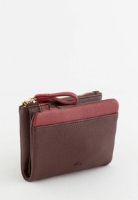 Portefeuille en cuir bordeaux avec une finition texturée. Doté d'une fermeture éclair et d'une petite boucle pour le transport. Design compact et rectangulaire.