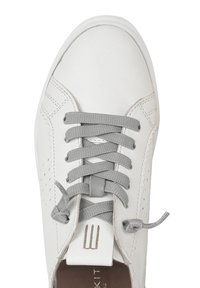 Weiße Leder-Sneaker mit grauen Schnürsenkeln, kleinen Perforationen an den Seiten, einer strukturierten Zunge und einem dezenten Logo an der Ferse.