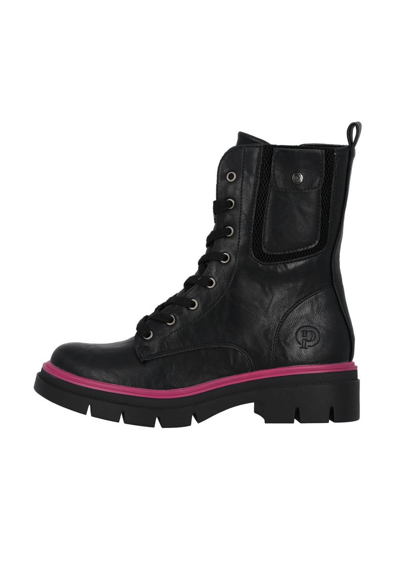 Botas de cuero negro con cordones, con un tobillo alto, que presentan una suela de goma rosa, un panel lateral texturizado y ojales de metal para los cordones.