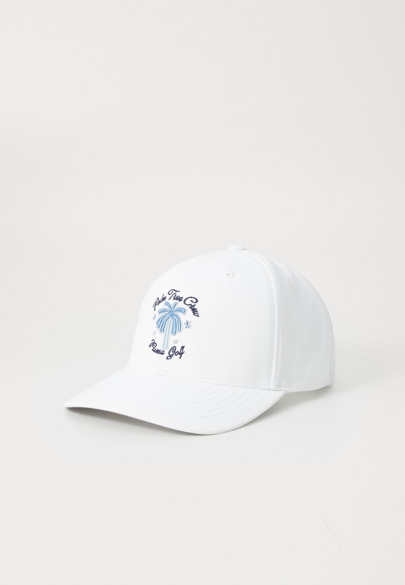 Hvit cap med en buet skjerm, med blå og marineblå palmebroderi og "Puma Golf" tekst. Glatt stoff, strukturert design.