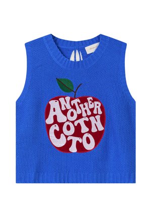 Blaues gestricktes ärmelloses Top mit einer roten Apfelgrafik, die weißen Text mit der Aufschrift "ANOTHER COTTON" enthält, und einem grünen Blatt darüber.