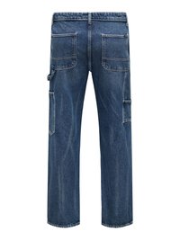 Donkerblauwe denim timmermansjeans met meerdere achter- en zijzakken, gezien van achteren.