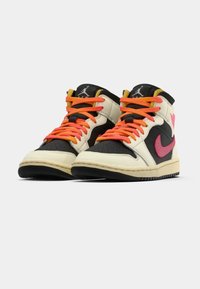 Ψηλές αθλητικές chaussures σε μαύρο, κρεμ και ροζ δέρμα. Περιλαμβάνει πορτοκαλί κορδόνια, τρυπητή μύτη και λογότυπα στον θρόισμα και στο πλάι.