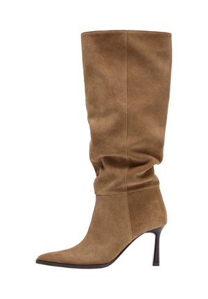 Brauner kniehoher Wildlederstiefel mit spitzer Spitze und schlankem, mittelhohem Absatz, ausgestattet mit einem leicht schlaffen Schaftdesign.