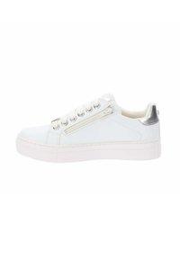 Sneaker bianco con finitura in pelle liscia, dettagli argentati sul tallone, suola bianca piatta e zipper decorativa laterale. Lacci piatti e occhielli metallici.