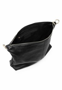 Crna kožna torba s širokim otvorenim vrhom, zlatnim zipom i unutarnjim zip džepom. Meka tekstura s minimalnim detaljima šivanja.