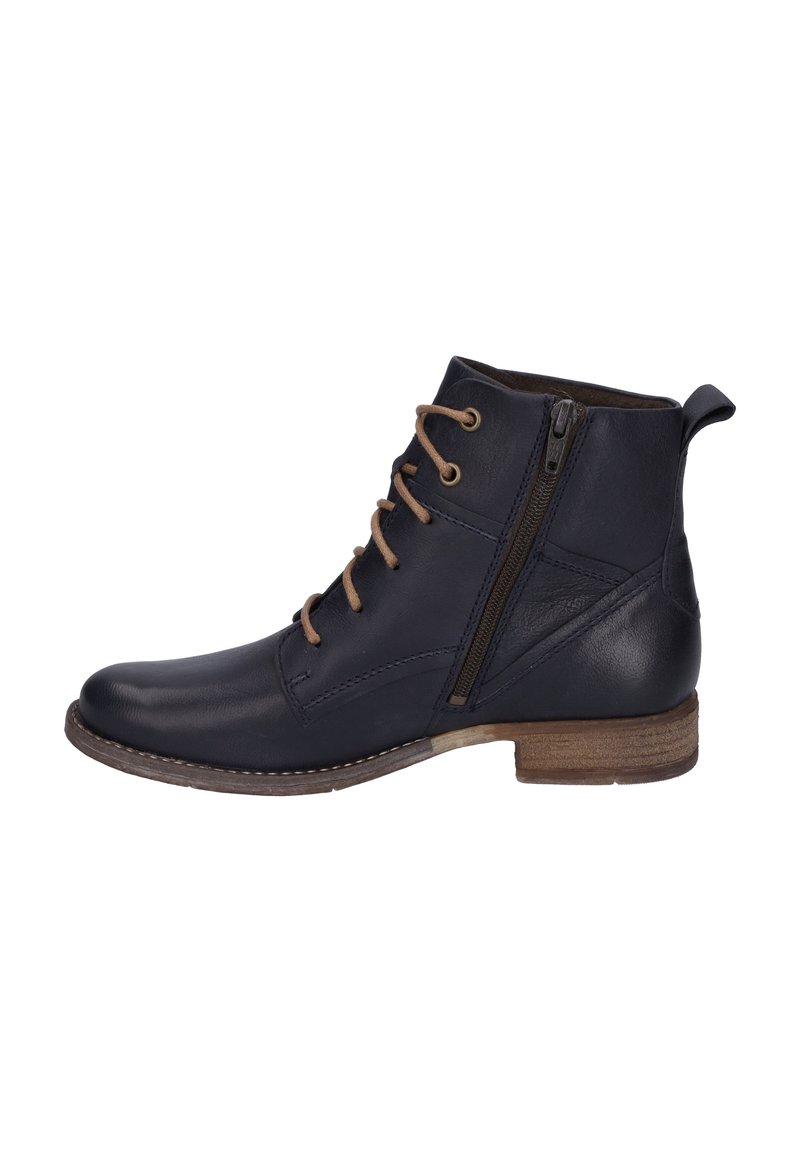 Botte cheville en cuir noir avec des lacets marron, fermeture éclair latérale, tirette et talon en bois empilé sur fond blanc.