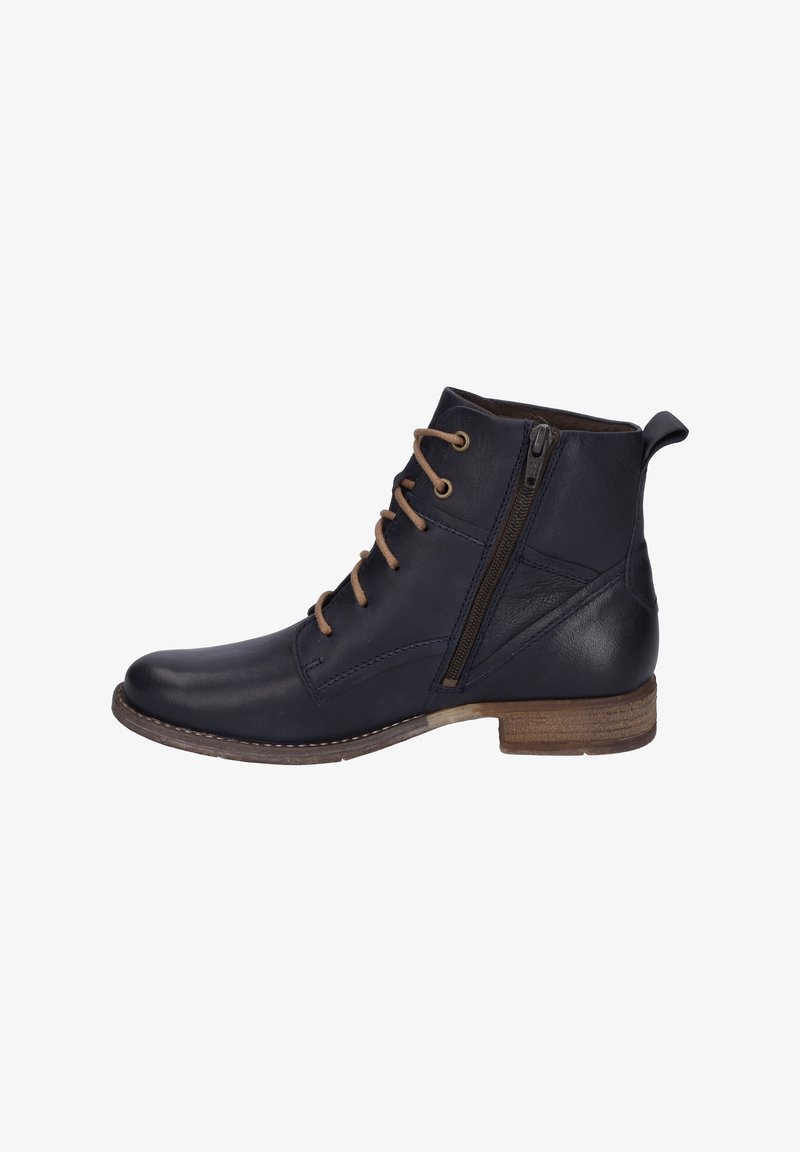Botte cheville en cuir noir avec des lacets marron, fermeture éclair latérale, tirette et talon en bois empilé sur fond blanc.
