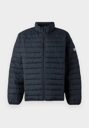 Chaqueta acolchada azul marino con cuello alto, patrón de acolchado horizontal y cremallera frontal. Presenta un logo en la manga izquierda.
