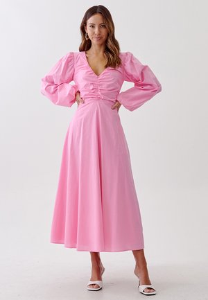 TUSSAH ARIYAH MIDI  - Freizeitkleid - bubble gum pink