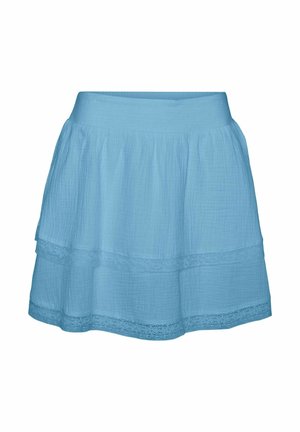 Lichtblauwe gelaagde rok van gestructureerde stof, met kantafwerking langs de zoom. De tailleband is glad en elastisch.