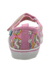 Rosa Leinenschuh mit Einhorn- und Regenbogenmuster, elastischem Riemen, weißer Gummisohle und abgerundetem Rückendesign.