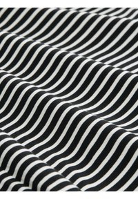 Tessuto a righe bianche e nere con linee ondulate, realizzato in materiale elasticizzato, con una superficie liscia e un motivo uniforme.