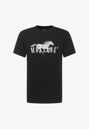 Juodas medvilninis marškinėliai su baltu piešiniu, vaizduojančiu šuoliuojančią arklio figūrą, o apačioje užrašas "MUSTANG". Trumpomis rankovėmis ir apvaliu kaklu.