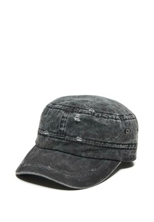 Zużyta czarna czapka w stylu wojskowym z postrzępionymi detalami materiału i metalowymi oczkami po bokach, zakrzywionym daszkiem i przeszywanymi panelami.