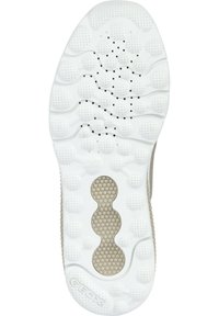 Vit gummisko sula med ett prickigt mönster, som har cirkulära ventilerade områden och texturerade grepp för bättre fäste. Geox-logotyp närvarande.