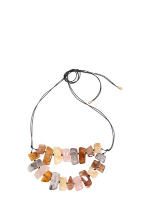 Naszyjnik z prostokątnymi i trójkątnymi polerowanymi kamieniami w odcieniach brązu, różu, kremu i szarości na czarnym regulowanym sznurku.