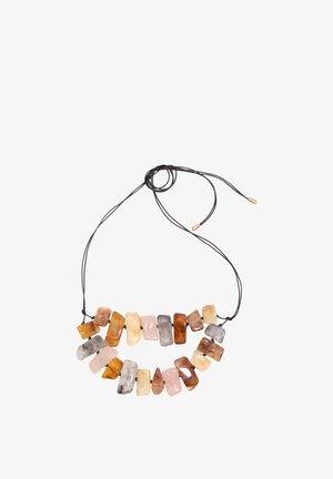 Collar con piedras pulidas rectangulares y triangulares en tonos marrón, rosa, crema y gris, sobre una cuerda negra ajustable.